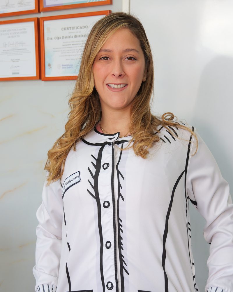 Retrato de la Dra. Olga Montealegre en su consultorio, con sus certificados detrás